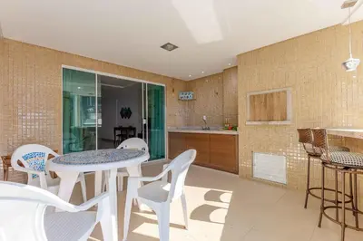 A cozinha ou kitchenette de Amplo Apartamento a 100m da Praia de Bombas