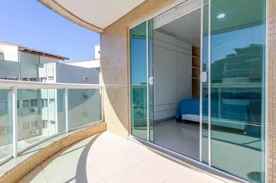 Uma varanda ou terraço em Amplo Apartamento a 100m da Praia de Bombas