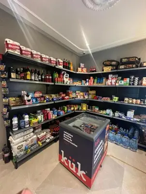 Um supermercado ou outras lojas no apartamento ou nas proximidades