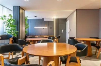 Uma área de estar em Luxo e conforto perto do mar