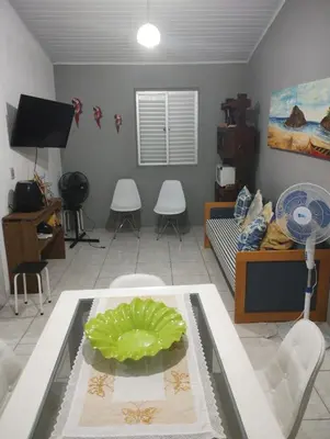 Uma televisão e/ou sistema de entretenimento em casa da vovó