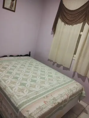 Uma cama ou camas num quarto em casa da vovó