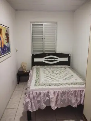 Uma cama ou camas num quarto em casa da vovó