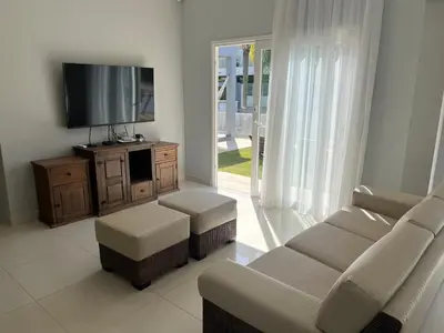Uma televisão e/ou sistema de entretenimento em Casa Amendoeira a 200m da Praia de Mariscal