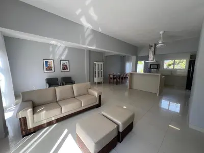 Uma área de estar em Casa Amendoeira a 200m da Praia de Mariscal