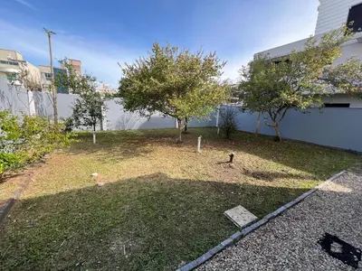 Um jardim no exterior de Casa Amendoeira a 200m da Praia de Mariscal