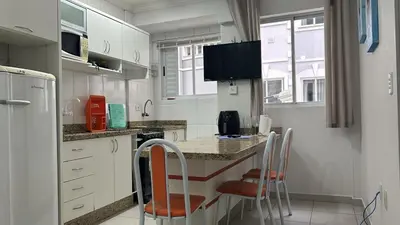 A cozinha ou kitchenette de Clube do Mar-Rua 224 Itapema Meia Praia Apt 104 B