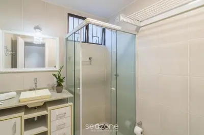 A planta de Apto com 3 quartos a 120m da praia central LHE0201