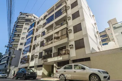 A planta de Apto com 3 quartos a 120m da praia central LHE0201