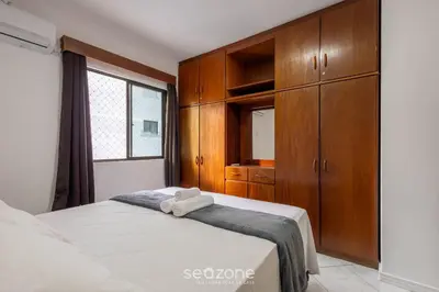 Uma cama ou camas num quarto em Apto c/ varanda e churrasq. a 290m do mar CAU0199