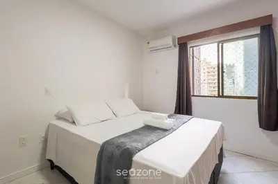 Uma cama ou camas num quarto em Apto c/ varanda e churrasq. a 290m do mar CAU0199