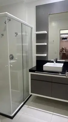 Uma casa de banho em Aconchegante Apartamento com Piscina
