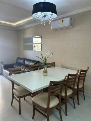 Uma área de estar em Aconchegante Apartamento com Piscina