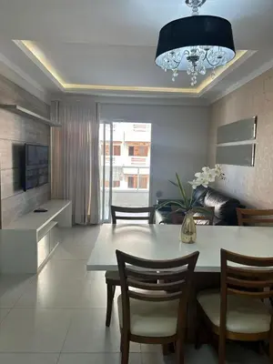 Uma televisão e/ou sistema de entretenimento em Aconchegante Apartamento com Piscina