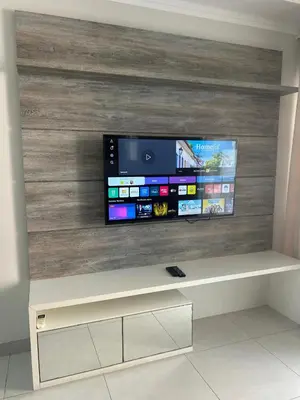 Uma televisão e/ou sistema de entretenimento em Aconchegante Apartamento com Piscina