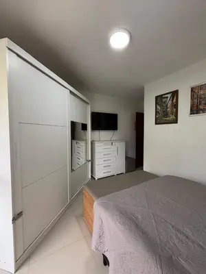 Uma cama ou camas num quarto em Apartamento Verão no centro de Itapema