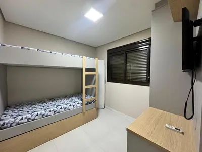 Uma cama ou camas num quarto em Quinta do Arvoredo – Apartamento confortável na Praia de Palmas com dois dormitórios, incluindo uma suíte, a 500 metros do mar.