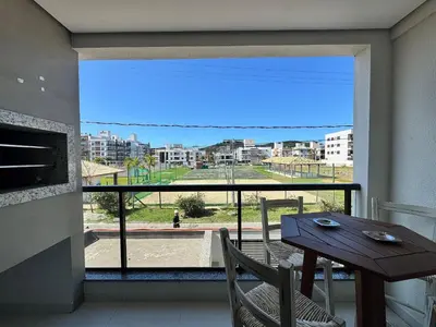 Uma varanda ou terraço em Quinta do Arvoredo – Apartamento confortável na Praia de Palmas com dois dormitórios, incluindo uma suíte, a 500 metros do mar.