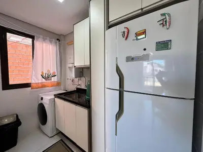 A cozinha ou kitchenette de Quinta do Arvoredo – Apartamento confortável na Praia de Palmas com dois dormitórios, incluindo uma suíte, a 500 metros do mar.