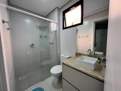 Uma casa de banho em Quinta do Arvoredo – Apartamento confortável na Praia de Palmas com dois dormitórios, incluindo uma suíte, a 500 metros do mar.