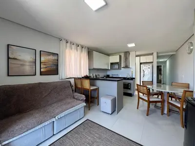 A cozinha ou kitchenette de Quinta do Arvoredo – Apartamento confortável na Praia de Palmas com dois dormitórios, incluindo uma suíte, a 500 metros do mar.
