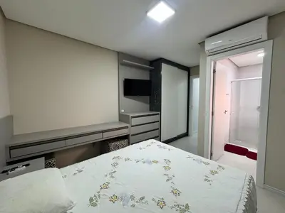 Uma cama ou camas num quarto em Quinta do Arvoredo – Apartamento confortável na Praia de Palmas com dois dormitórios, incluindo uma suíte, a 500 metros do mar.