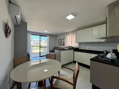 A cozinha ou kitchenette de Quinta do Arvoredo – Apartamento confortável na Praia de Palmas com dois dormitórios, incluindo uma suíte, a 500 metros do mar.
