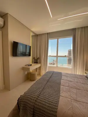Uma cama ou camas num quarto em Apartamento vista ao mar em Meia Praia 3 suítes