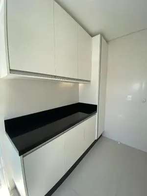 A cozinha ou kitchenette de Apartamento vista ao mar em Meia Praia 3 suítes
