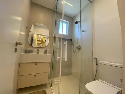 Uma casa de banho em Apartamento vista ao mar em Meia Praia 3 suítes