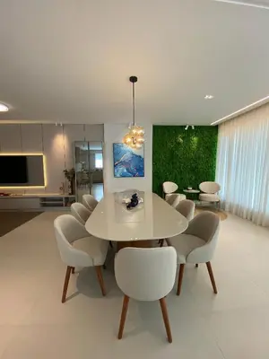 Uma televisão e/ou sistema de entretenimento em Apartamento vista ao mar em Meia Praia 3 suítes