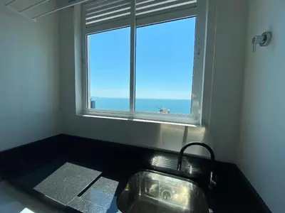 Uma vista do mar geral ou uma vista do mar a partir do apartamento