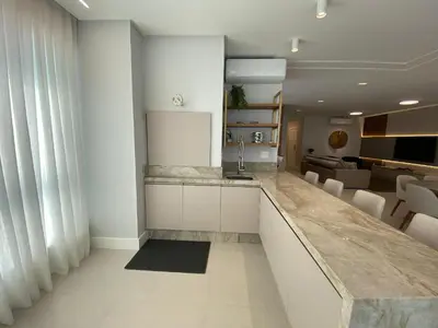 A cozinha ou kitchenette de Apartamento vista ao mar em Meia Praia 3 suítes