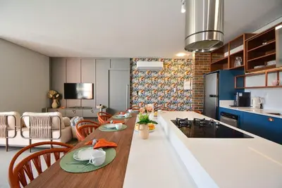 A cozinha ou kitchenette de Artsy - Charme e Conforto 400m da Praia de Palmas - GCR008