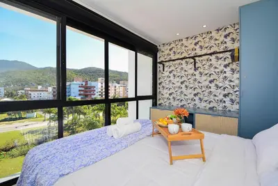 Uma vista geral da montanha ou uma vista da montanha a partir do apartamento