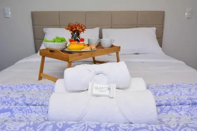 Uma cama ou camas num quarto em Artsy - Charme e Conforto 400m da Praia de Palmas - GCR008
