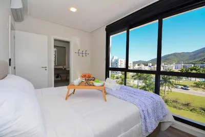 Uma vista geral da montanha ou uma vista da montanha a partir do apartamento