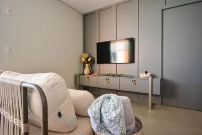 Uma televisão e/ou sistema de entretenimento em Artsy - Charme e Conforto 400m da Praia de Palmas - GCR008