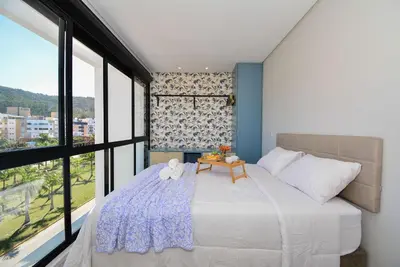 Uma cama ou camas num quarto em Artsy - Charme e Conforto 400m da Praia de Palmas - GCR008