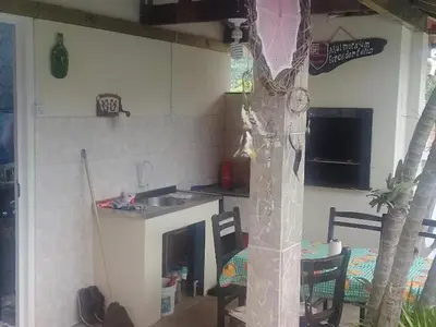 Uma televisão e/ou sistema de entretenimento em Casa para descanso