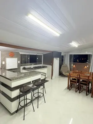 Uma televisão e/ou sistema de entretenimento em Duplex Quadra Mar