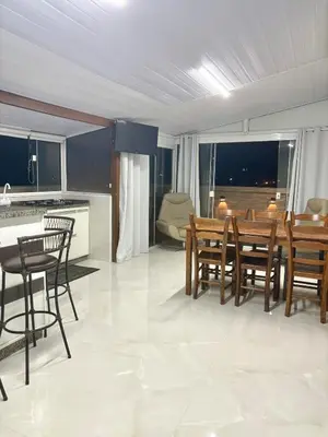 Uma área de estar em Duplex Quadra Mar