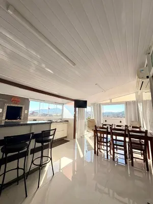 Uma televisão e/ou sistema de entretenimento em Duplex Quadra Mar