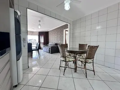 Uma televisão e/ou sistema de entretenimento em B483 - Apartamento de 3 quartos próximo à praia