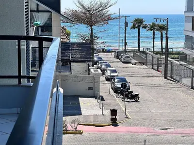 Uma vista do mar geral ou uma vista do mar a partir do apartamento