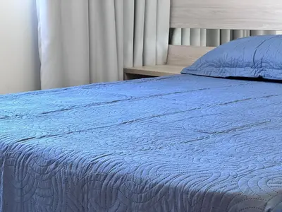 Uma cama ou camas num quarto em B483 - Apartamento de 3 quartos próximo à praia