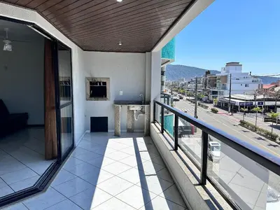 Uma vista geral da montanha ou uma vista da montanha a partir do apartamento