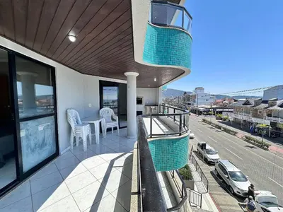 Uma vista geral da montanha ou uma vista da montanha a partir do apartamento