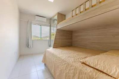 Uma cama ou camas num quarto em Amplo Apto a 50 Metros da Praia de Bombinhas