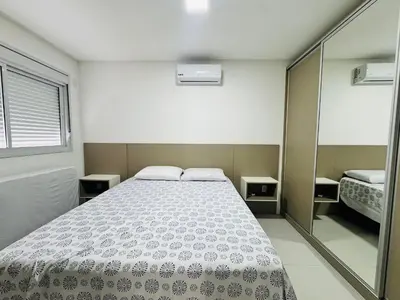 Uma cama ou camas num quarto em Palm Beach Residence – Apartamento espaçoso com 3 suítes na Praia de Palmas para até 8 pessoas.